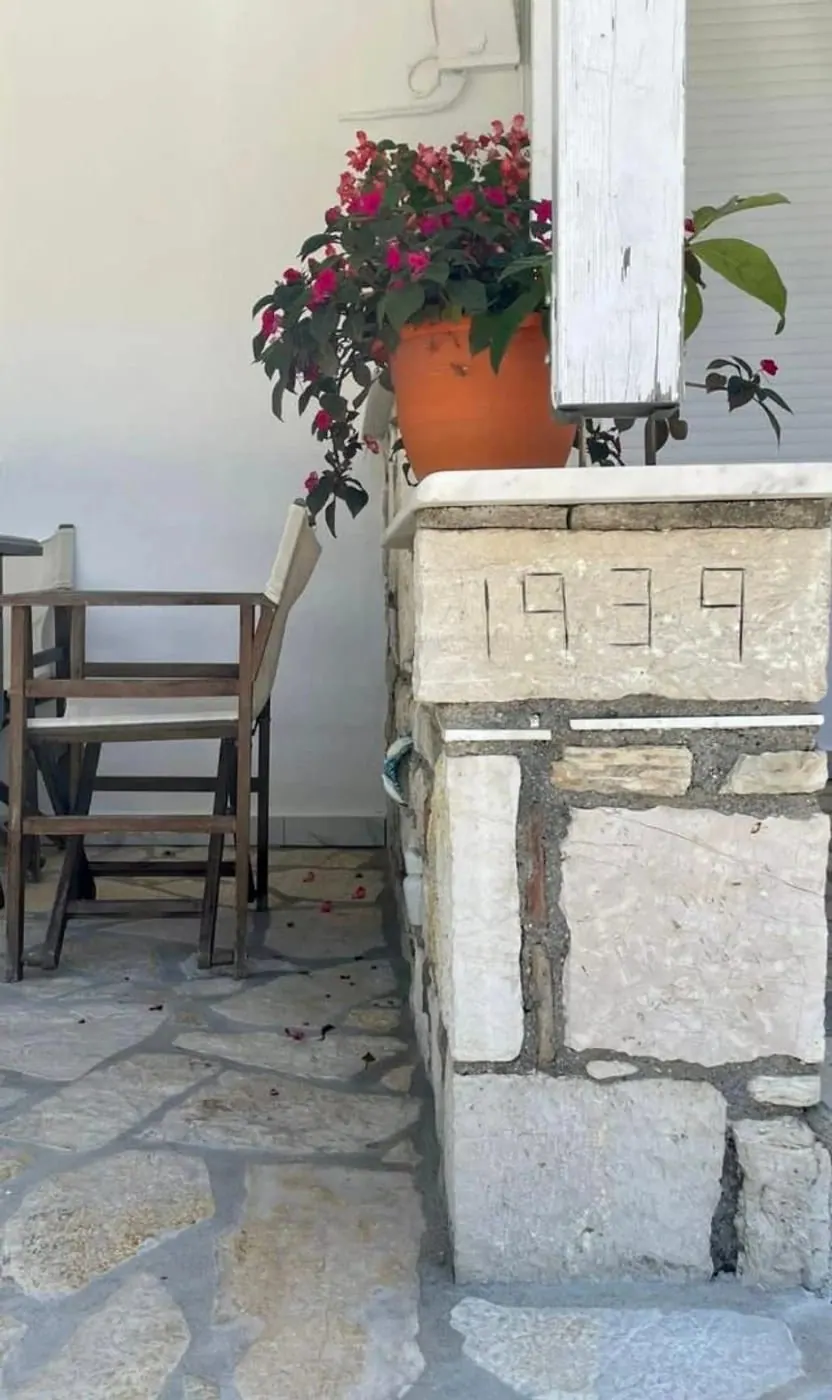 The date 1939 carved into the stone pillar of the terrace